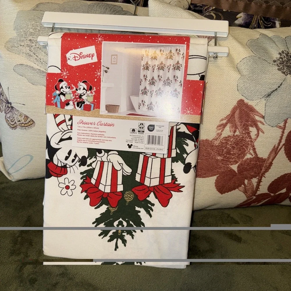 Disney Mickey & Minnie Mouse Gifting Christmas Shower Curtain And‎ Blanket Set
